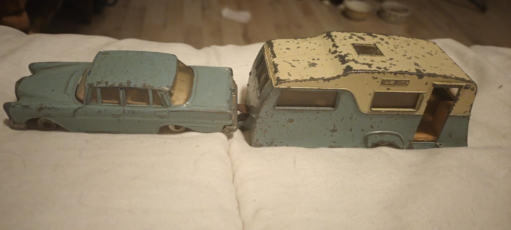 Matchbox 280SEL met caravan, 1e uitgave, Hobby en Vrije tijd, Modelbouw | Auto's en Voertuigen, Overige merken, Gebruikt, 1:50 of kleiner