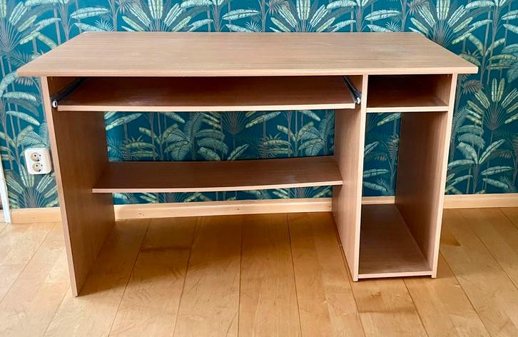 Gratis af te halen mooi houten bureau?, Huis en Inrichting, Bureaus, Gebruikt, Bureau, Ophalen