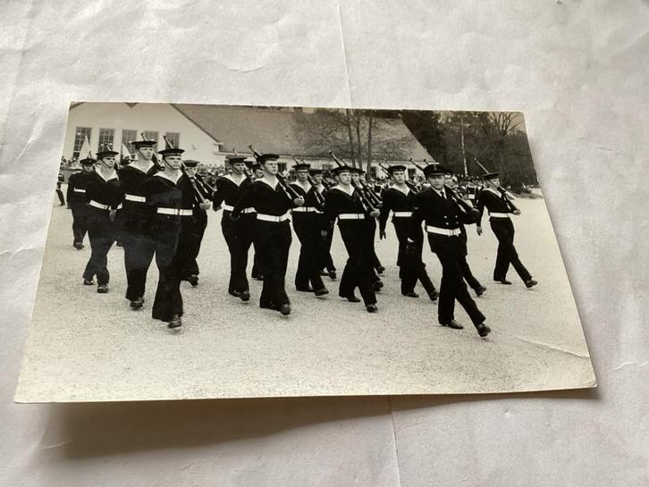 Oude foto van marinepersoneel in uniform, Verzamelen, Foto's en Prenten, Gebruikt, Foto, Overige onderwerpen, 1940 tot 1960, Ophalen of Verzenden