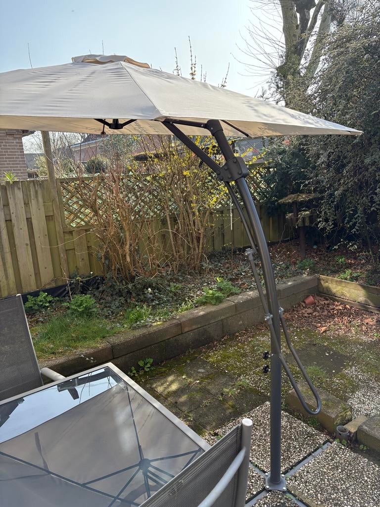 Te koop amper gebruikte parasol met voet en betonnen tegels, Tuin en Terras, Parasols, Ophalen, Zo goed als nieuw, Zweefparasol