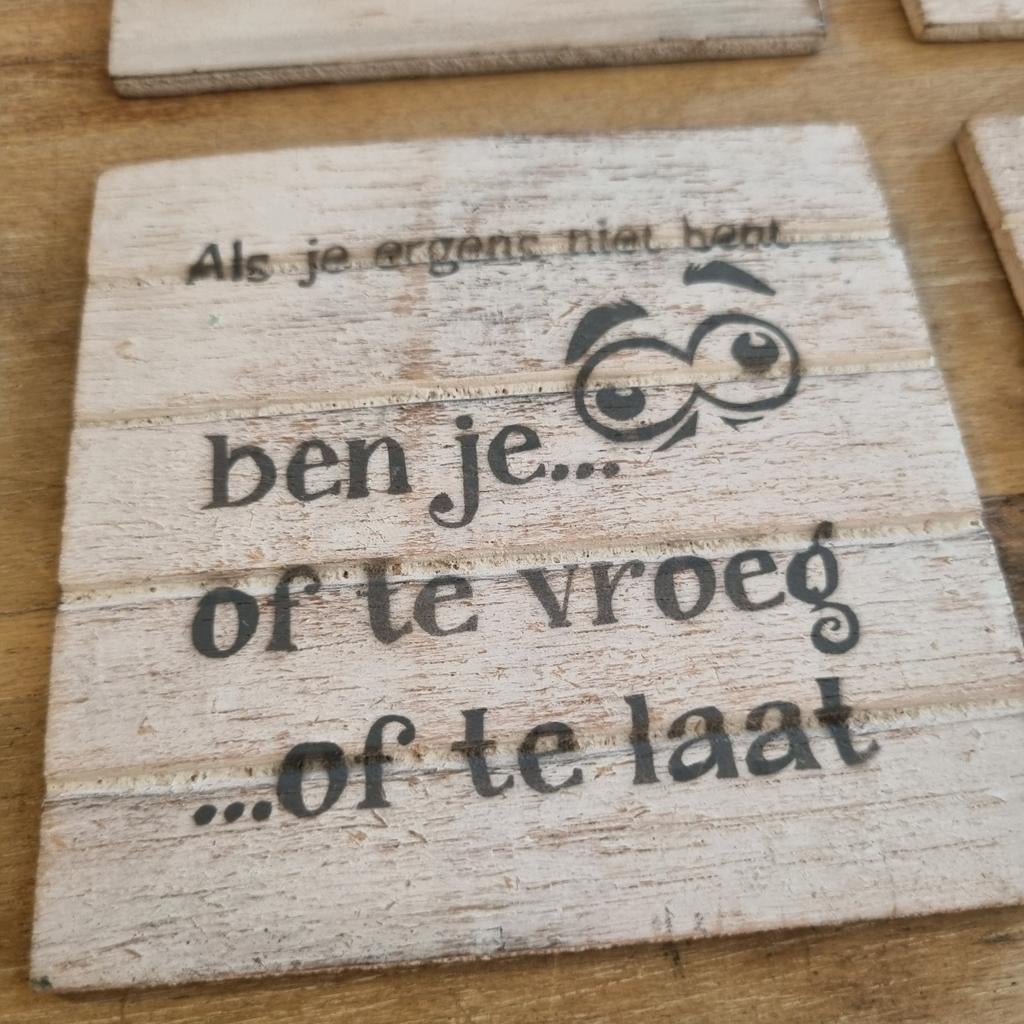 Houten onderzetters 10x10 cm met leuke tekst, Ophalen of Verzenden, Nieuw, Glas of Kopje