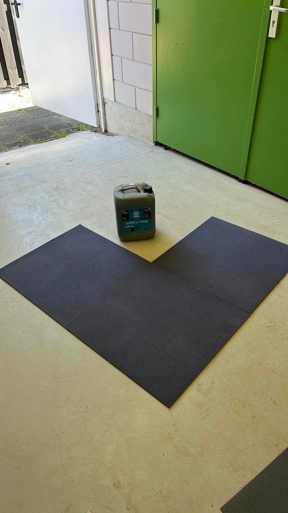 Tapijt tegels + lijm, Ophalen, Zo goed als nieuw, Yogamat