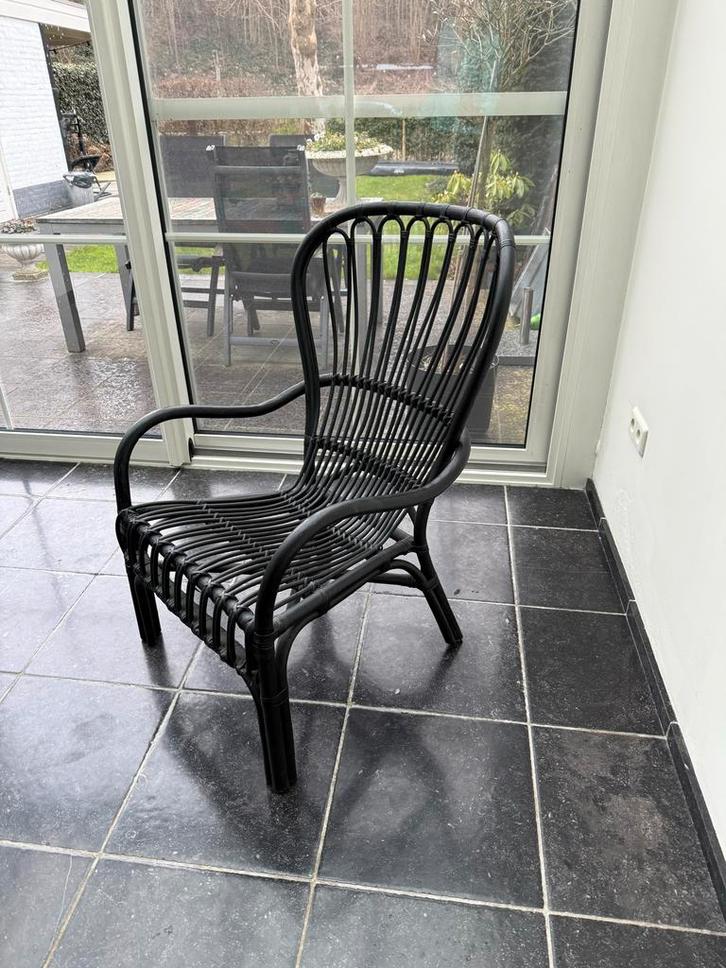 Zwarte rotan stoel - Stijlvol en comfortabel, Huis en Inrichting, Stoelen, Zo goed als nieuw, Eén, Riet of Rotan, Zwart, Ophalen