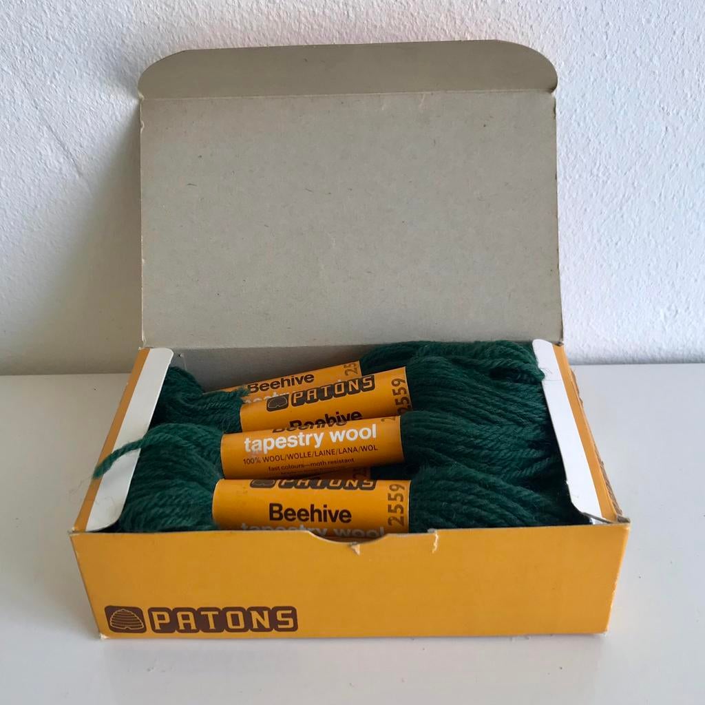 Borduurwol Patons Beehive, kleur 2559 , originele doos, Ophalen of Verzenden, Nieuw, Handborduren, Borduurgaren of Zijde