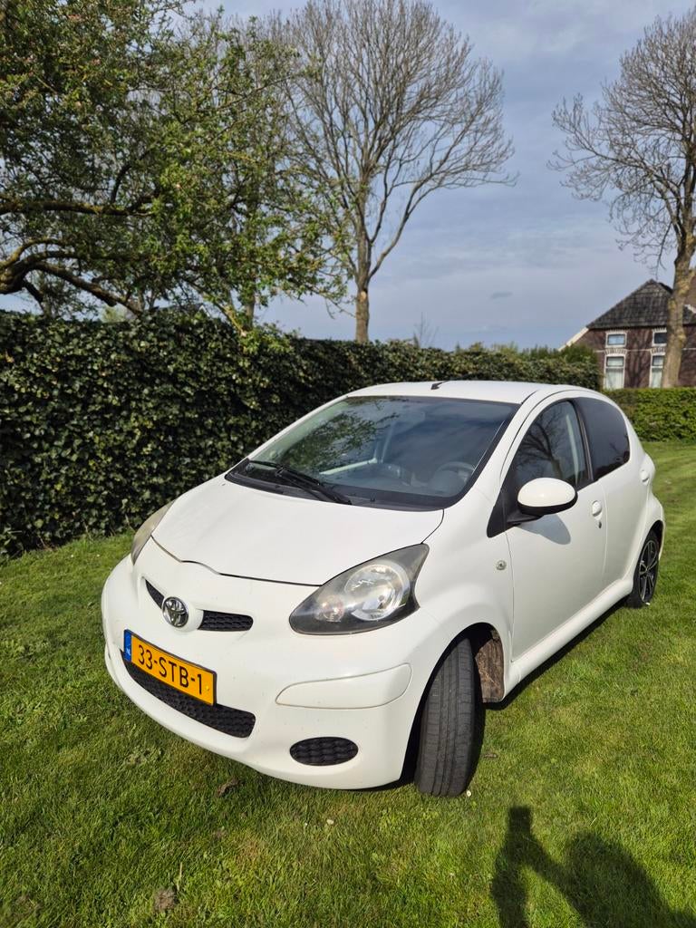 Toyota Aygo 1.0 12V Vvt-i 5DRS 2011 Wit, Auto's, Voorwielaandrijving, Stof, Zwart, 4 stoelen