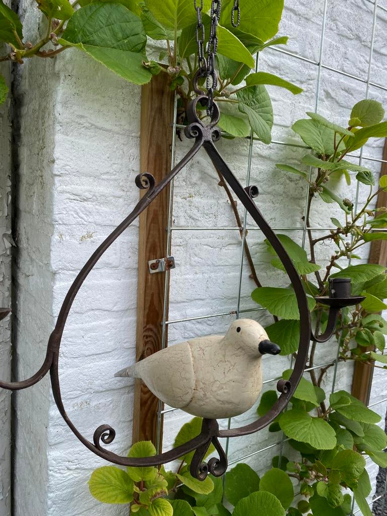 Hanger/kaarshouder van metaal, daarin een houten duif, Ophalen