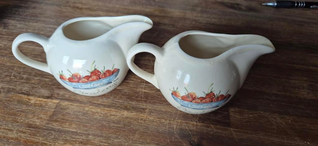 2 Melkkannetjes Jet ter Steege Aardbei, Gebruikt, Overige typen, Ophalen of Verzenden, Overige stijlen