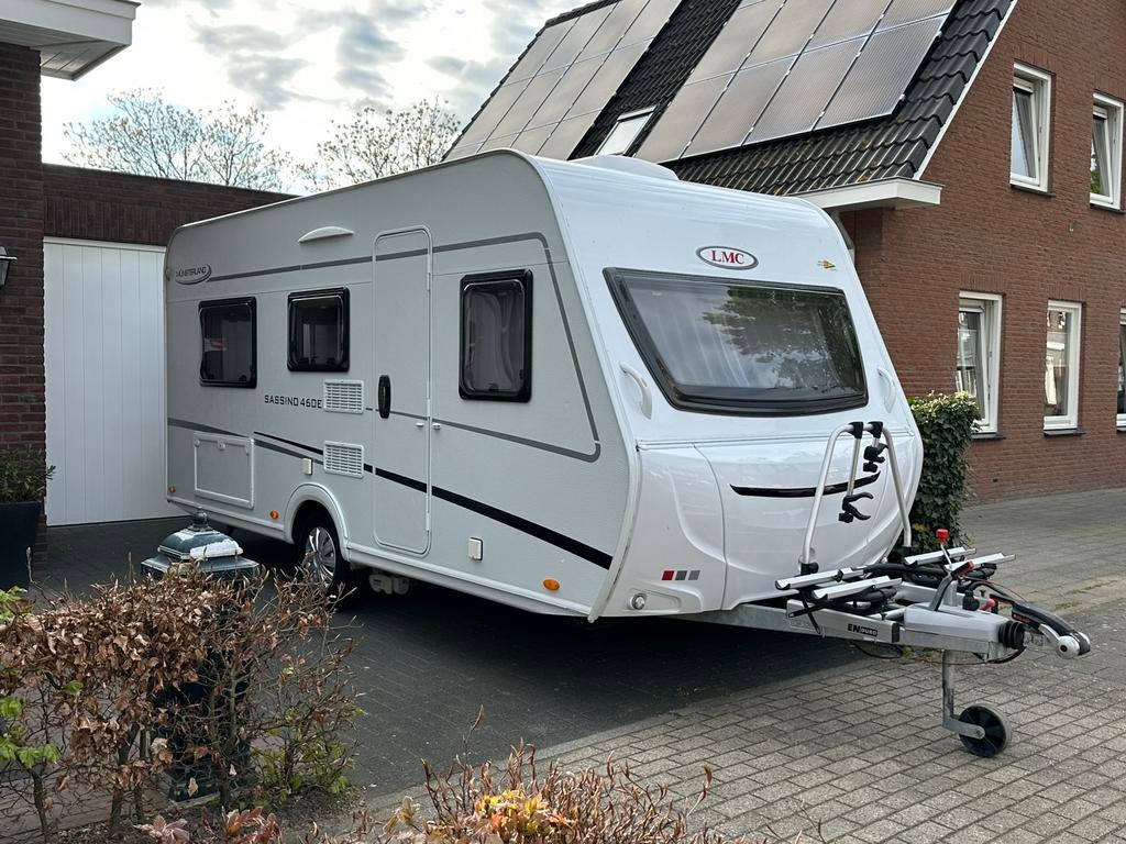 Lmc sassino 460E 2021 incl mover/ luifel/ fietsenrek enz, Caravans en Kamperen, Caravans, Standaardzit, Bedrijf, 750 - 1000 kg