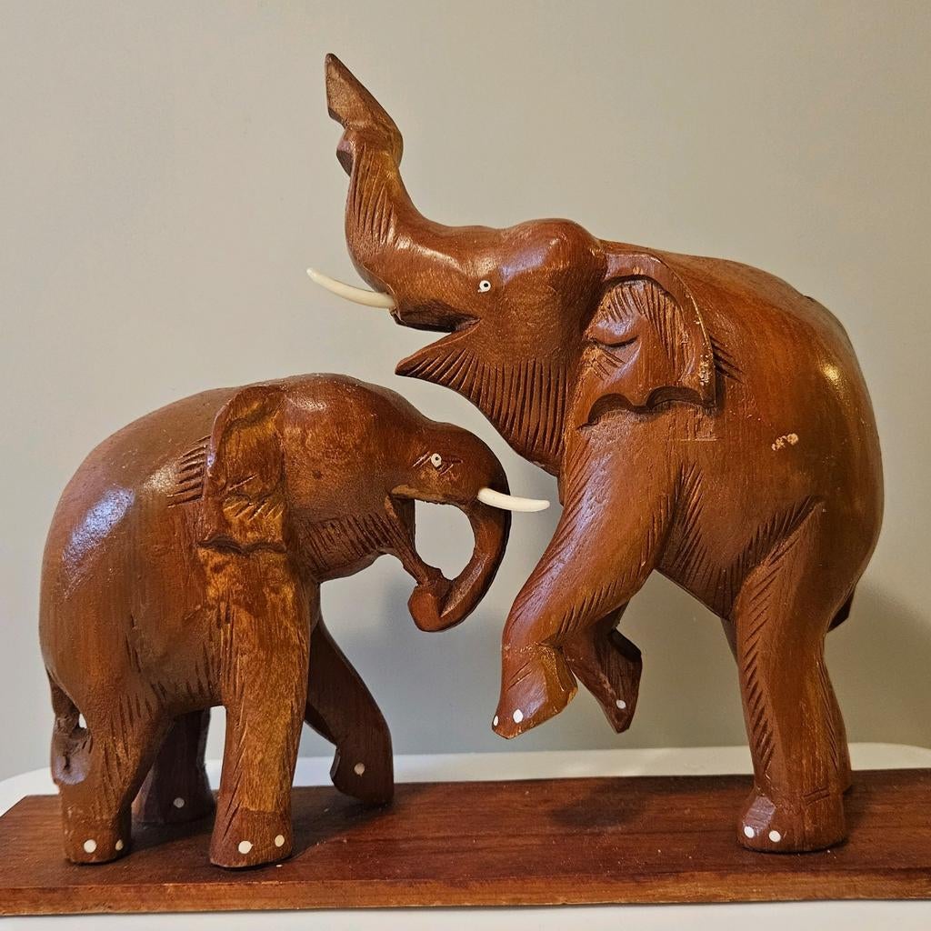 Houten beeld 2 spelende olifanten 30x28x11cm, Houtsnijwerk, Ophalen of Verzenden, 20 - 50 cm, Hout
