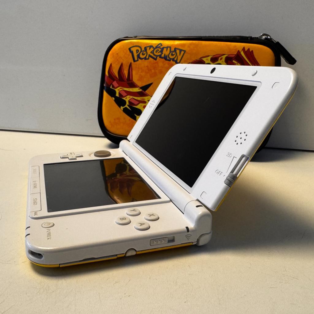 Nintendo 3DS XL Pokemon Edition | Pokemon Hoes | Nette staat, Spelcomputers en Games, Spelcomputers | Nintendo 2DS en 3DS, Nintendo