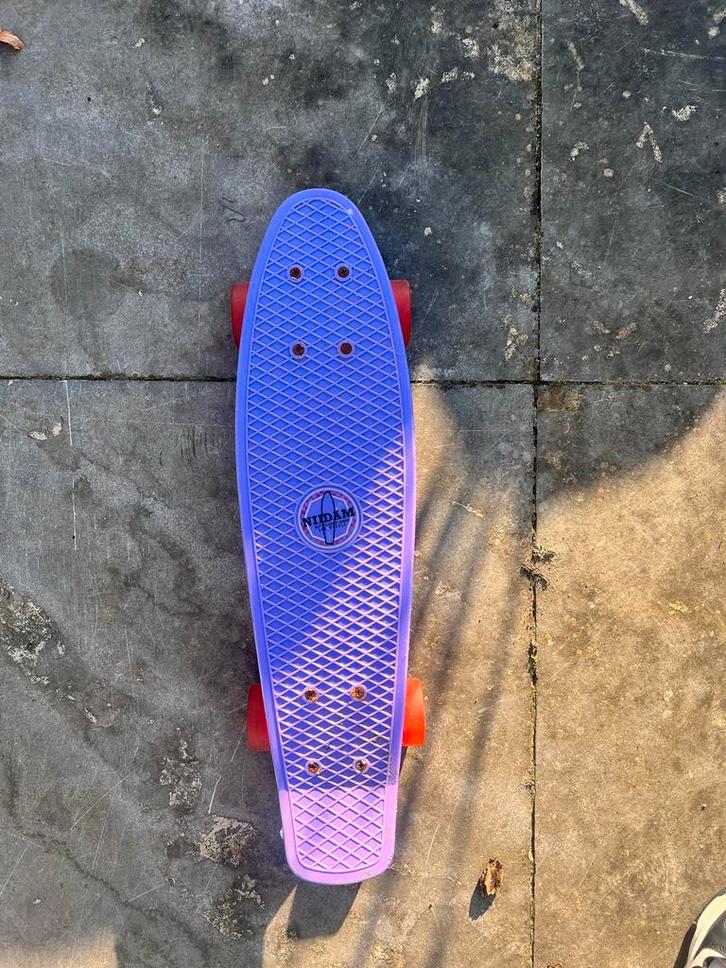 Paars Pennyboard met LED-wielen - NIDAM, Sport en Fitness, Skateboarden, Gebruikt, Skateboard, Ophalen of Verzenden