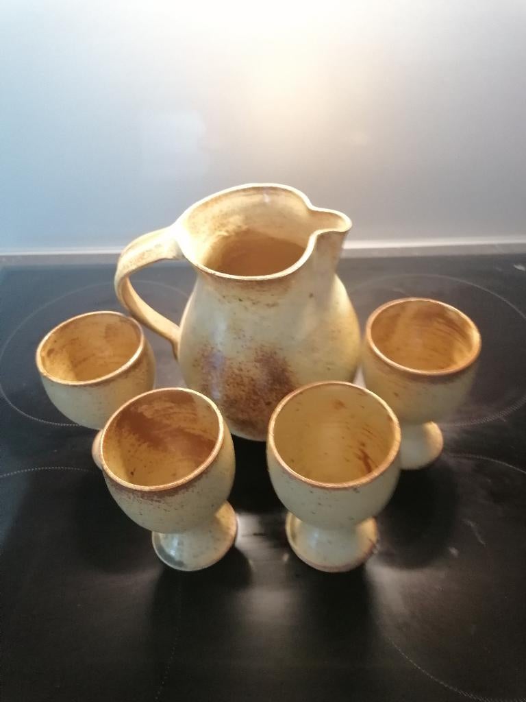 Wijnkan met 4 bekers uit Portugal aardenwerk, Antiek en Kunst, Antiek | Keramiek en Aardewerk, Ophalen