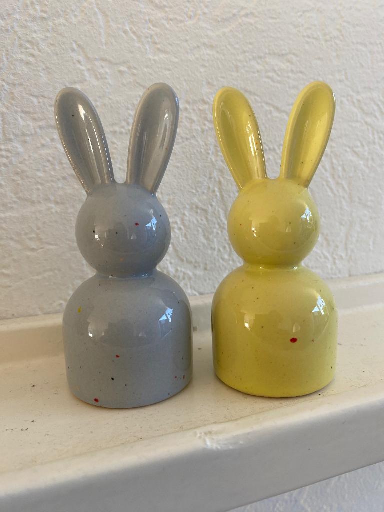 Pasen Peper & Zout stel 2 aardewerk konijnen geel grijs zgan, Ophalen of Verzenden, Zo goed als nieuw