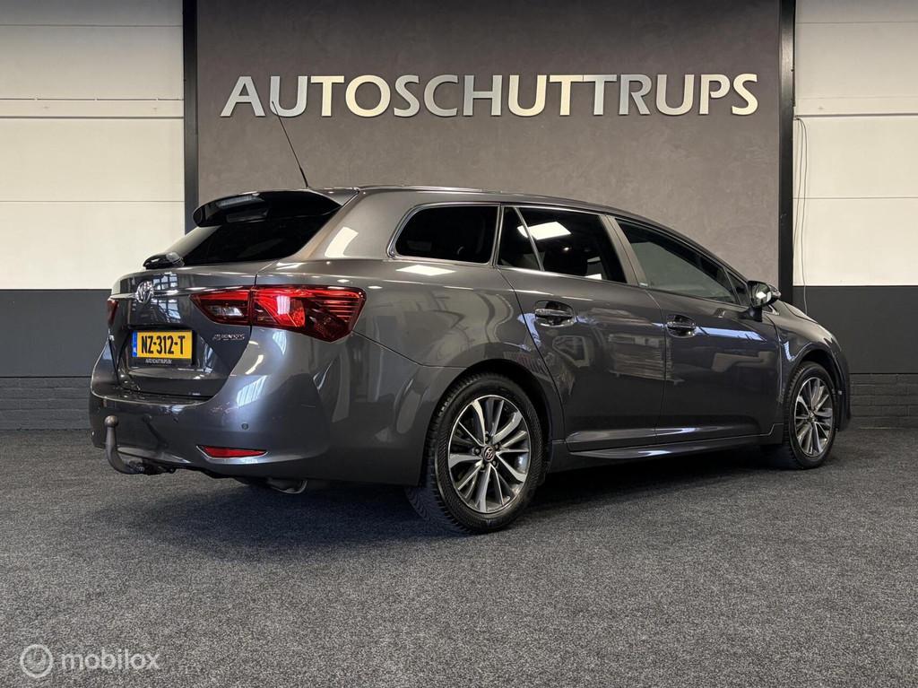 Toyota Avensis 1.8 VVT-i Dynamic NAVI / CLIMA / CRUISE / TR., Auto's, Toyota, Stof, 4 cilinders, LED verlichting, 1600 kg