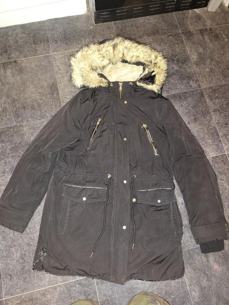 Zwarte winterjas met bontkraag - Maat M, Kleding | Dames, Jassen | Zomer, Maat 38/40 (M), Verzenden, Zwart, Bershka