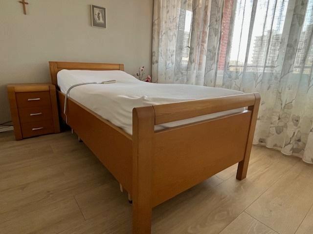 Hoog-laag senioren bed met nachtkastje, Huis en Inrichting, Slaapkamer | Bedden, Zo goed als nieuw, Eenpersoons, 90 cm, 200 cm