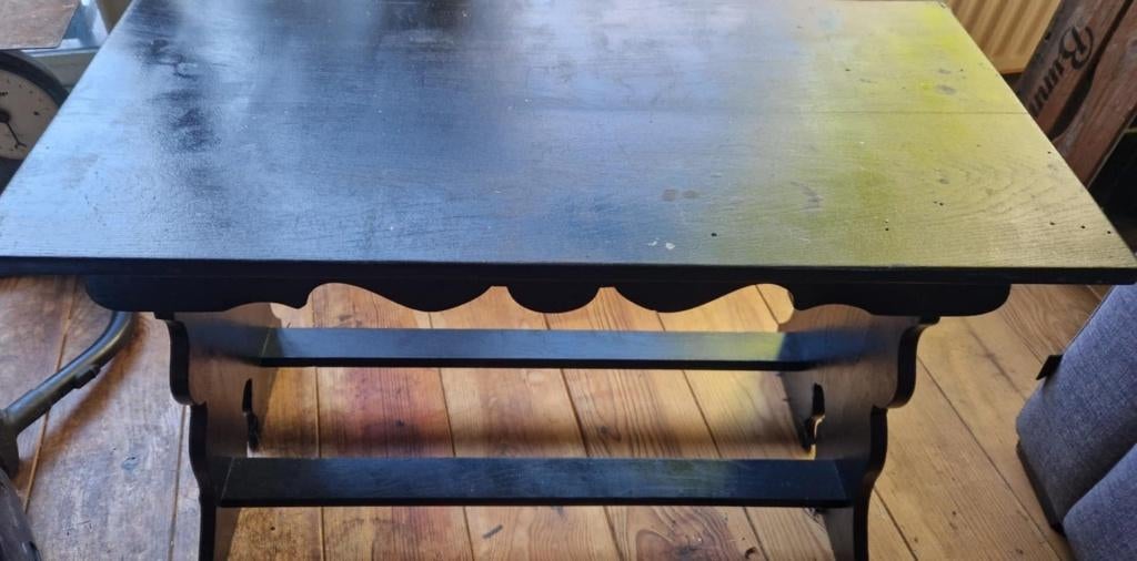 Houten bijzettafel met geschulpte randen (brocante), Huis en Inrichting, Tafels | Bijzettafels, 45 tot 60 cm, Gebruikt, Barok