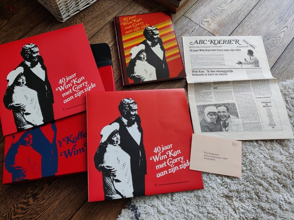 Wim Kan koffertje – 40 jaar Wim Kan met Corry – LP boxset, Boeken, Ophalen of Verzenden, Zo goed als nieuw, Verhalen
