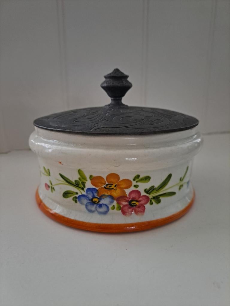 Aardewerk pot met tinnen deksel en bloemmotief, Antiek en Kunst, Antiek | Keramiek en Aardewerk, Ophalen of Verzenden