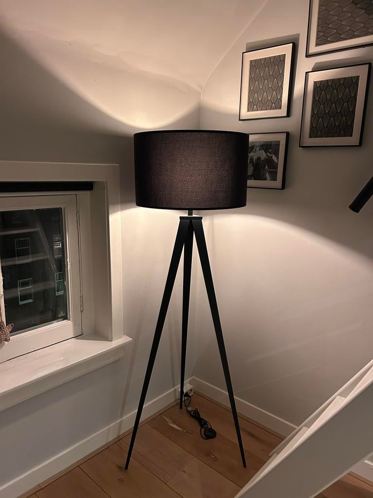 Zuiver Tripod Vloerlamp Zwart, Huis en Inrichting, Lampen | Vloerlampen, Ophalen of Verzenden, Zo goed als nieuw, Metaal, Modern
