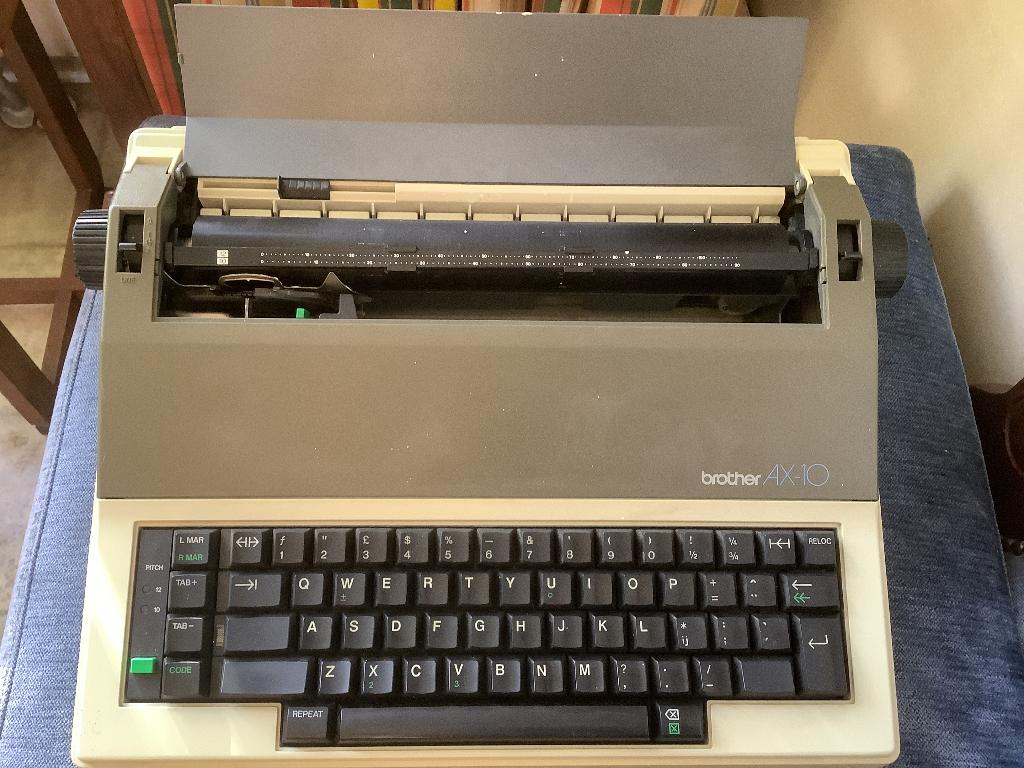 Typemachine, draagbaar en electronisch., Diversen, Typemachines, Ophalen of Verzenden, Gebruikt