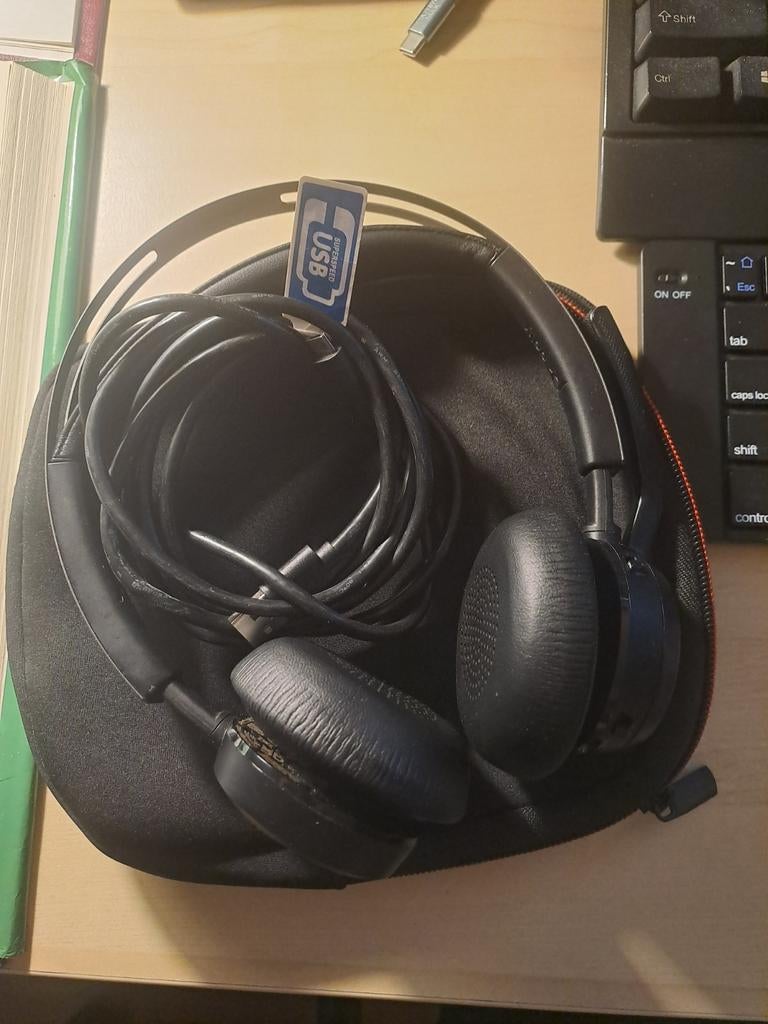 Poly Voyager Focus 2 UC met ruisonderdrukking + accessoires, Overige merken, Zo goed als nieuw, Draadloos, Op oor (supra aural)