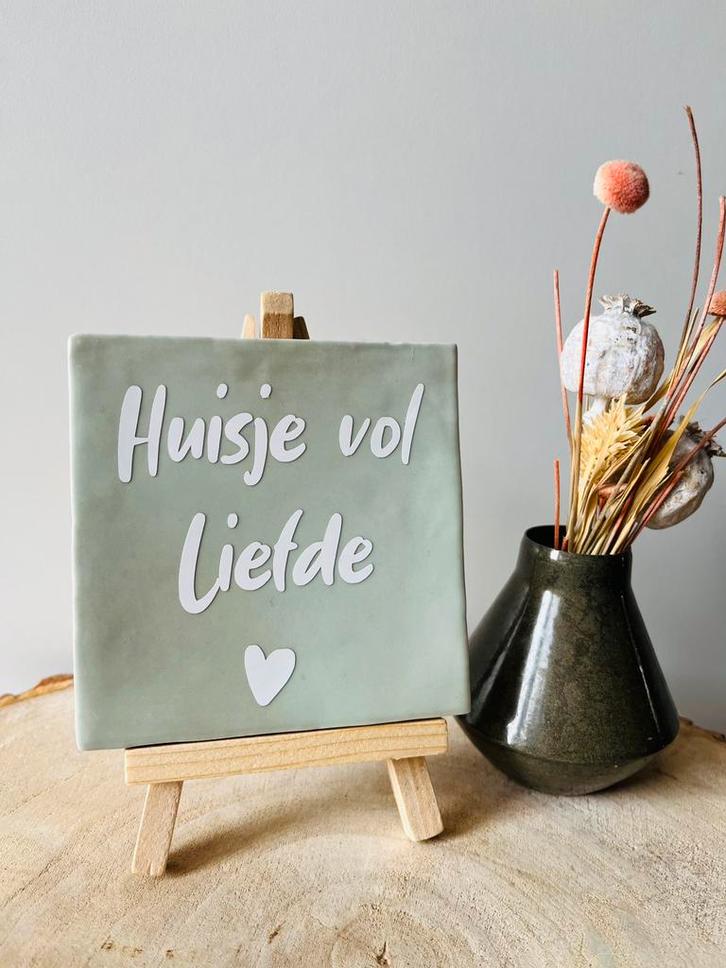 Uniek keramiek tegeltje 10x10cm ‘Huisje vol liefde’, Huis en Inrichting, Woonaccessoires | Tekstborden en Spreuken, Nieuw, Ophalen of Verzenden