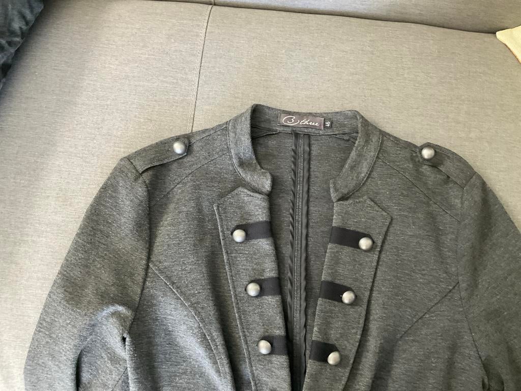 Grijs jasje met militaire knopen - Zo goed als nieuw, Kleding | Dames, Jasjes, Kostuums en Pakken, Maat 42/44 (L), Ophalen of Verzenden