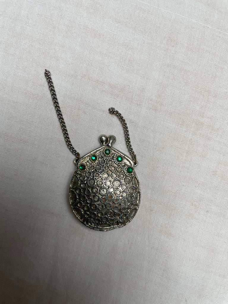 Zilverkleurig medaillon tasje met groene steentjes, Sieraden, Tassen en Uiterlijk, Antieke sieraden, Ophalen of Verzenden, Overige materialen