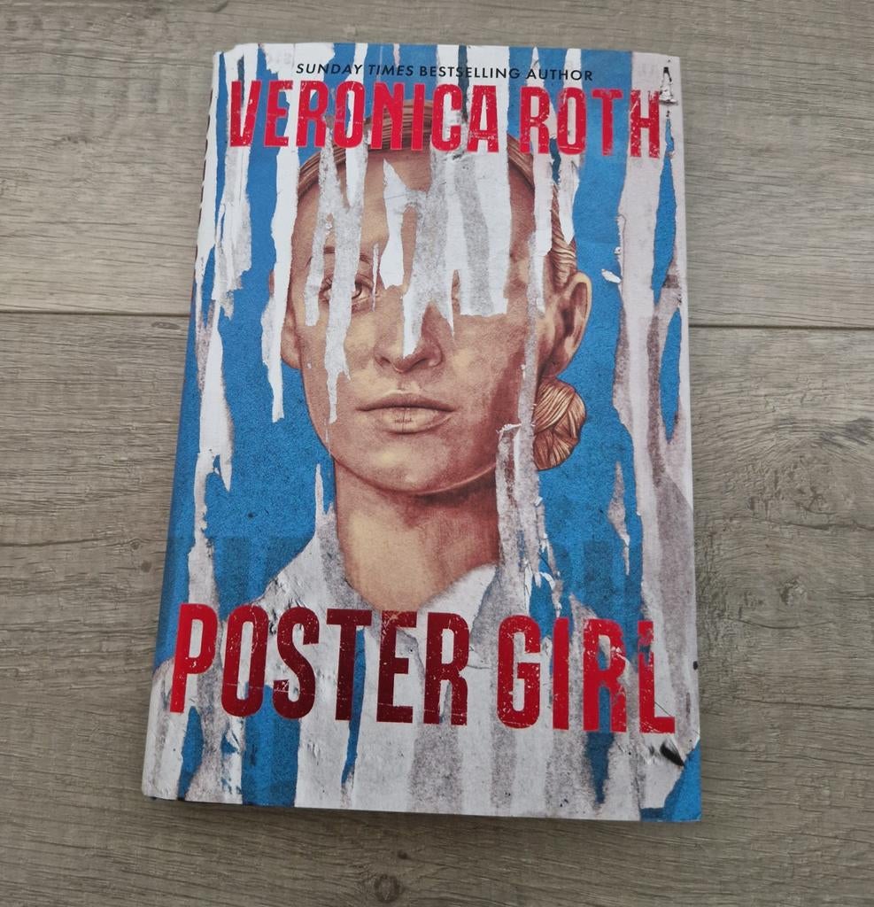 Fairyloot boek poster girl veronica roth engels gesigneerd, Ophalen of Verzenden, Zo goed als nieuw