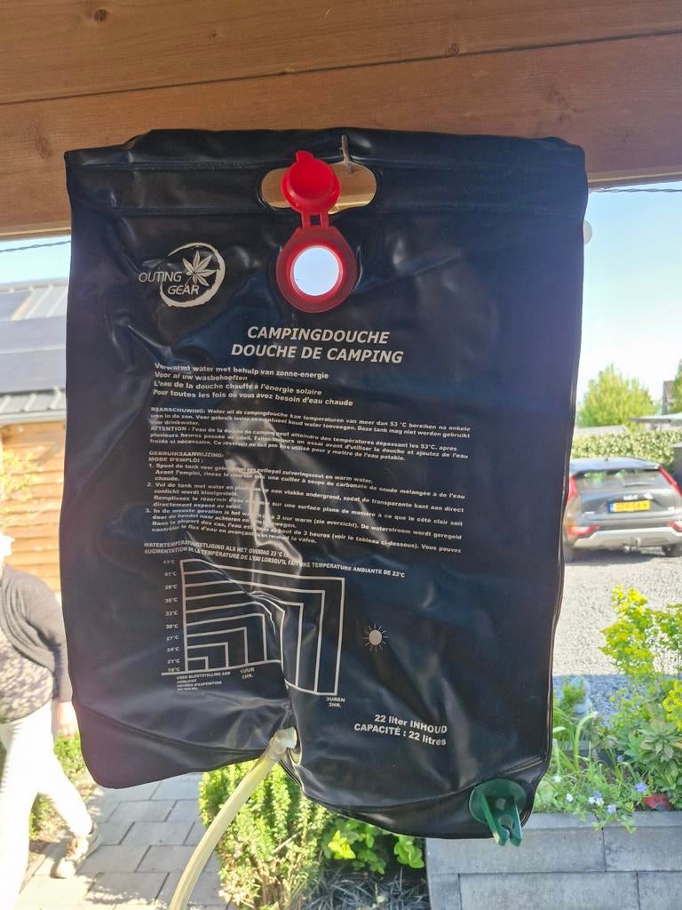 Camping douche op zonnewarmte., Ophalen