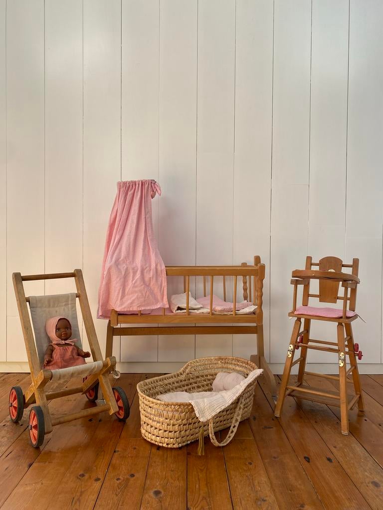 Houten poppenbed, mandje(numero 74),eetstoeltje,kinderwagen., Ophalen of Verzenden, Gebruikt, Overige typen