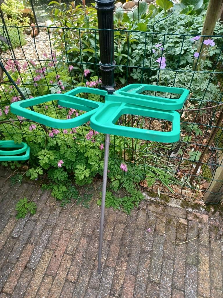 Aasdoos houders, Ophalen