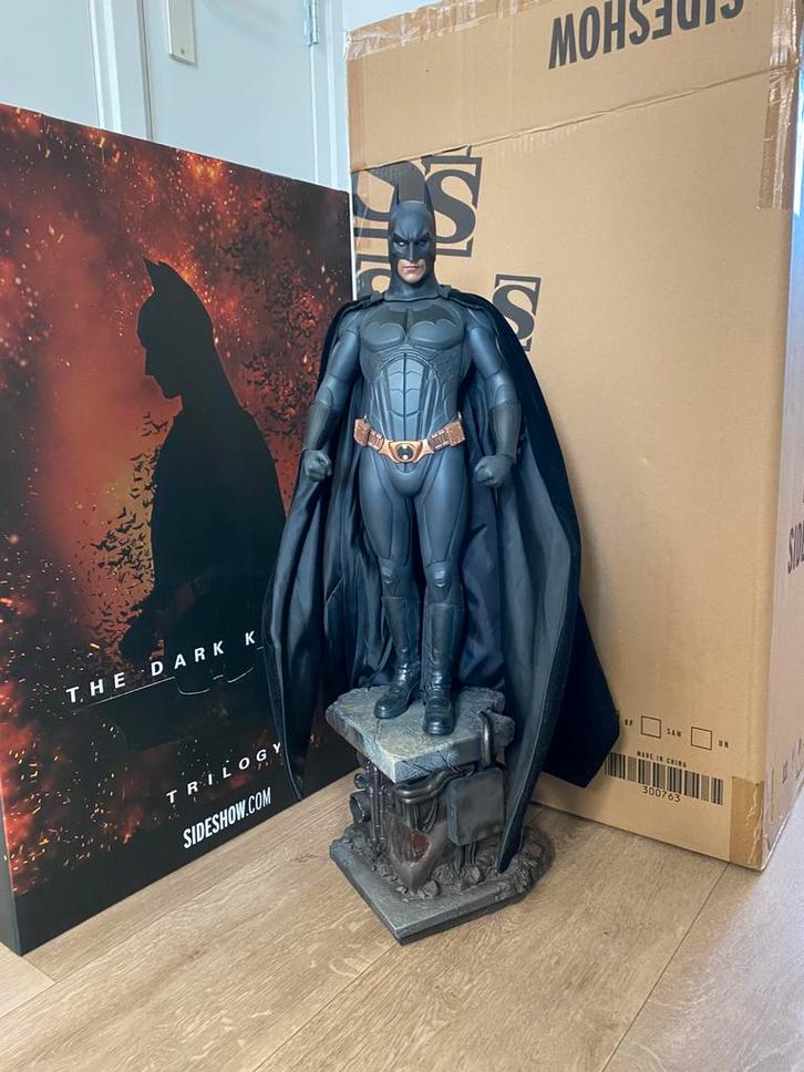 Sideshow Premium Format - Batman Begins 1/4 schaal statue., Verzamelen, Film en Tv, Zo goed als nieuw, Film, Beeldje, Replica of Model