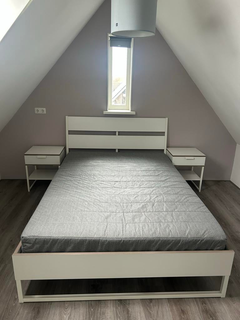IKEA bed met nachtkastjes, dressoir en spiegel, Ophalen, Zo goed als nieuw, Tweepersoons
