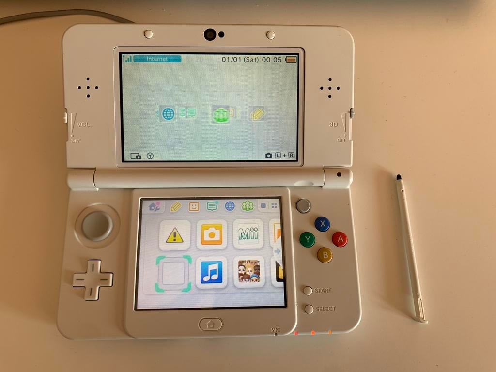 Nintendo 3DS met beschermhoes en oplader, Ophalen, Gebruikt, Wit, 3DS