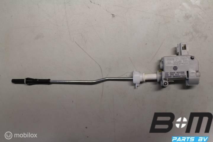 Tankklep opener VW Golf 5 5C5867234, Gebruikt