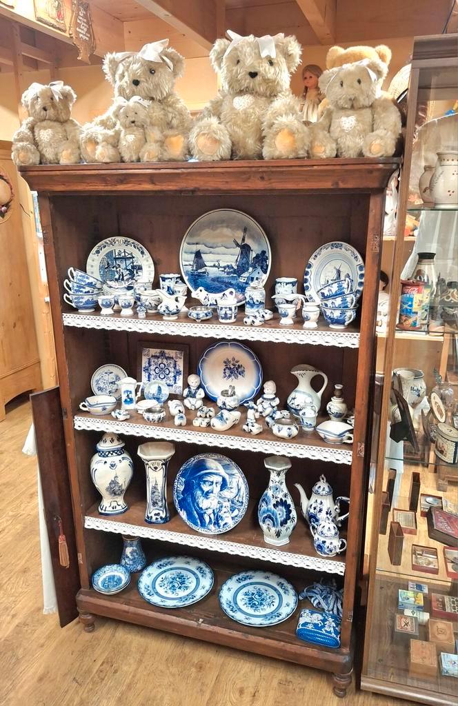 Kast vol met veelal Delfts Blauw, maar ook Regout enz., Antiek en Kunst, Antiek | Keramiek en Aardewerk, Ophalen