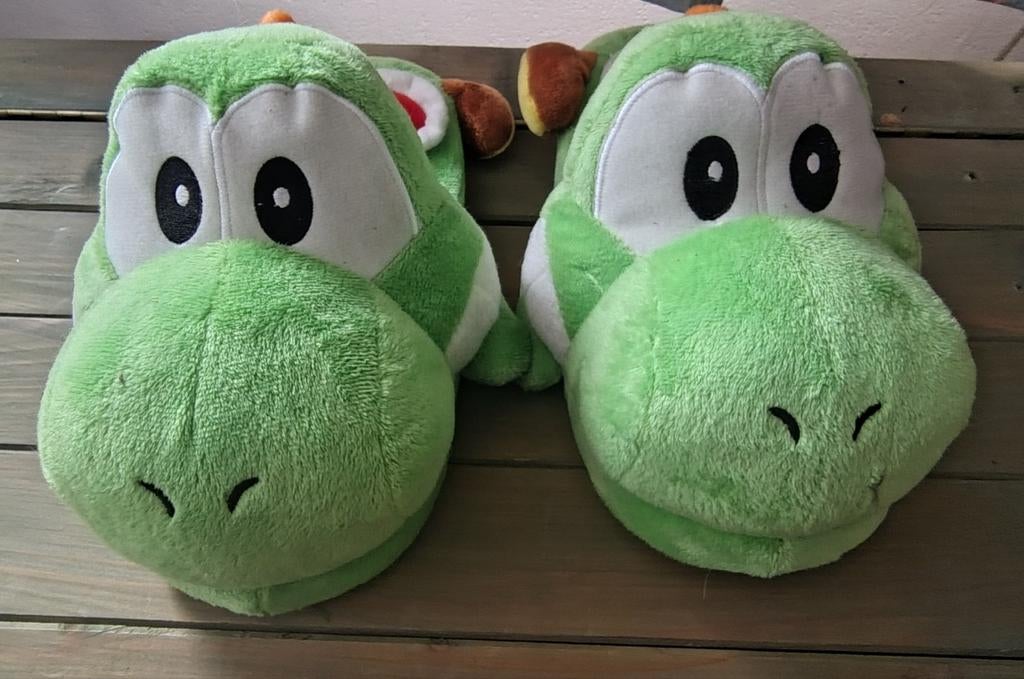 Yoshi pantoffels - Super Mario Bros. - Maat 39-41, Ophalen of Verzenden, Zo goed als nieuw, Overige typen