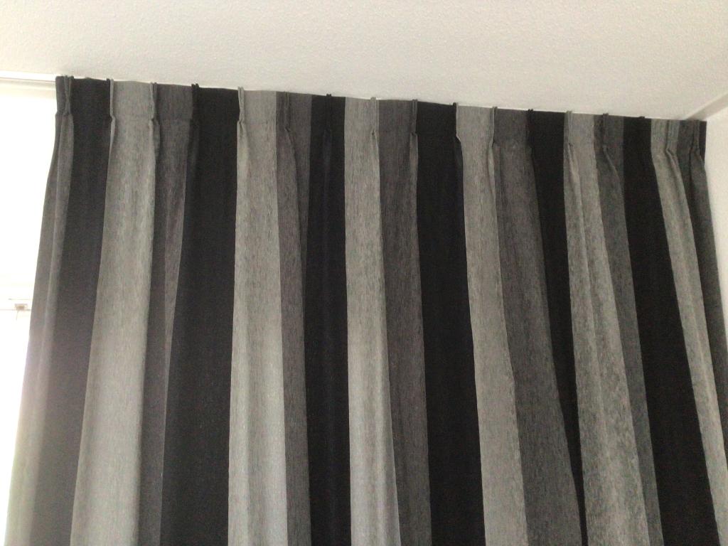 Gordijnen grijs en zwart tinten, Huis en Inrichting, Stoffering | Gordijnen en Lamellen, Ophalen, 200 cm of meer, Grijs, Zo goed als nieuw
