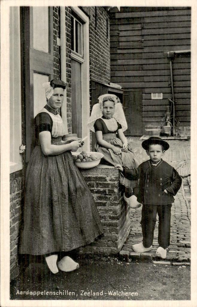 Walcheren - Aardappelenschillen - Klederdracht, Ophalen of Verzenden, 1940 tot 1960, Gelopen, Zeeland