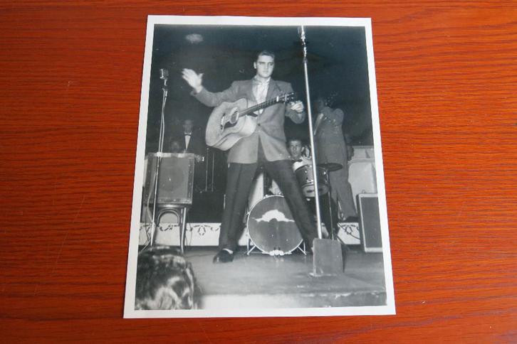 Elvis Presley foto 1956 Fox Theater 25 mei Detroit 1956 king, Verzamelen, Muziek, Artiesten en Beroemdheden, Gebruikt, Foto of Kaart