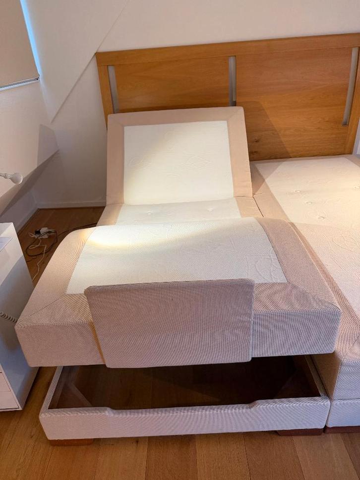 BOX SPRING SWISS SENSE ELEKTRISCH 180 X 200 MET HOOFD BORD, Huis en Inrichting, Slaapkamer | Boxsprings, Zo goed als nieuw, 180 cm