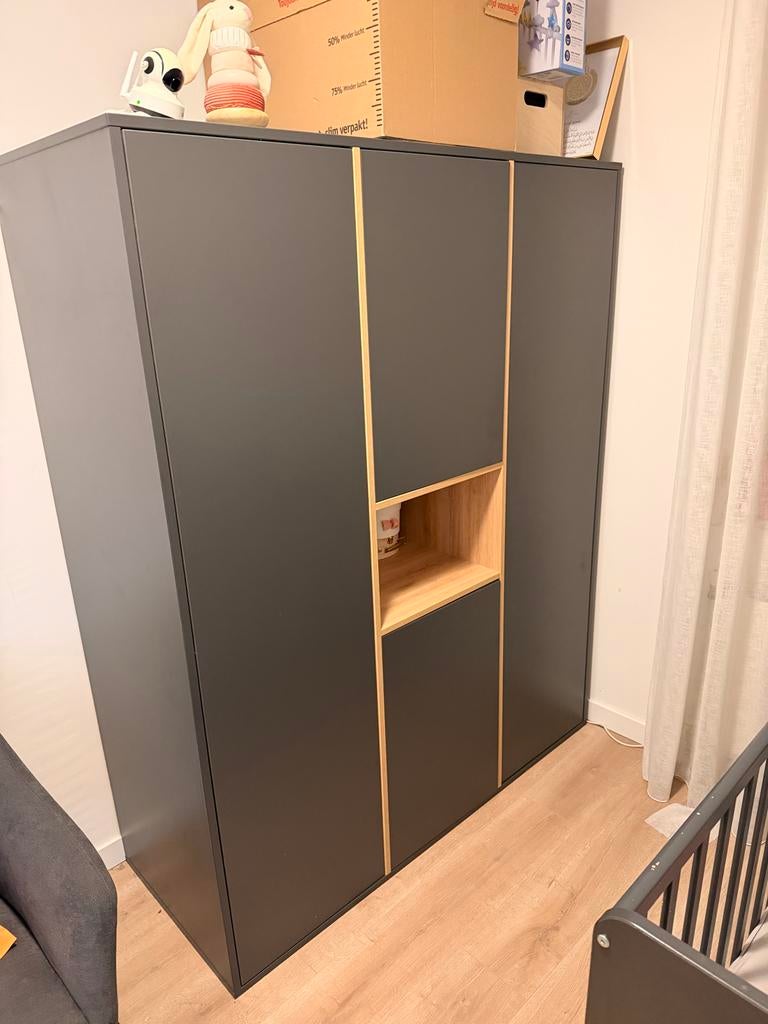 Kinderkast 3-deurs met bijpassende commode - Babypark, Ophalen, Gebruikt, 50 tot 70 cm, 105 cm of meer