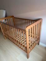 Houten baby ledikantje, licht walnoot, Ophalen of Verzenden, Gebruikt, Ledikant