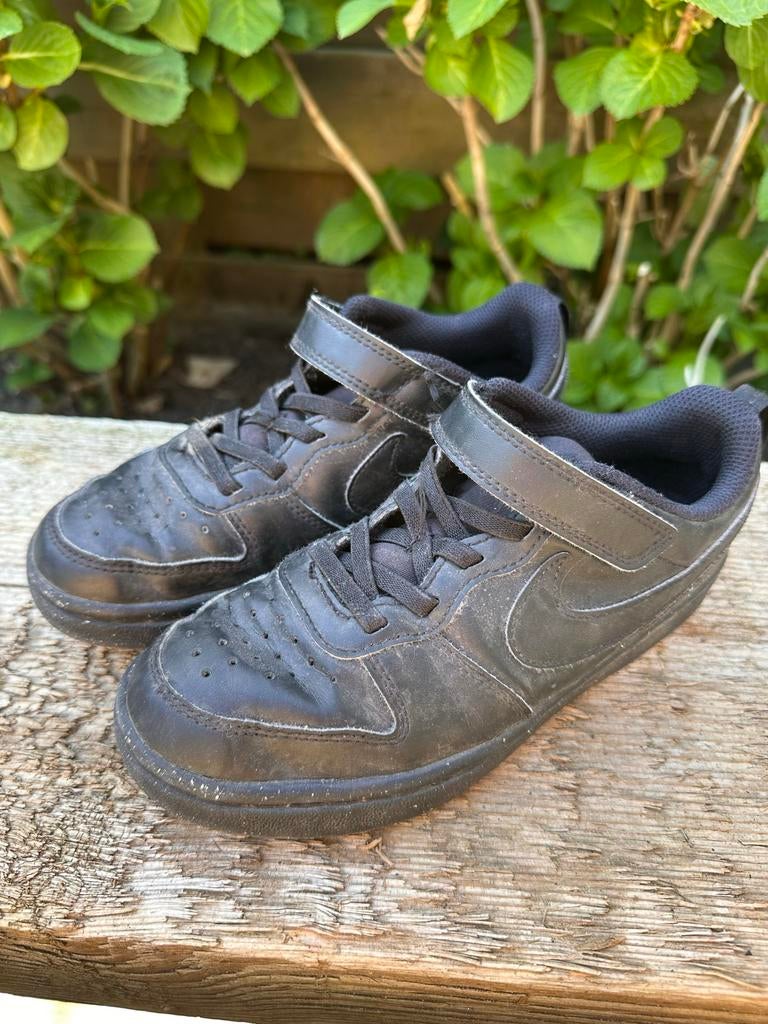 Nike Court Borough Low 2 Sportschoenen Maat 32 Zwart, Ophalen of Verzenden, Gebruikt, Jongen of Meisje, Sportschoenen
