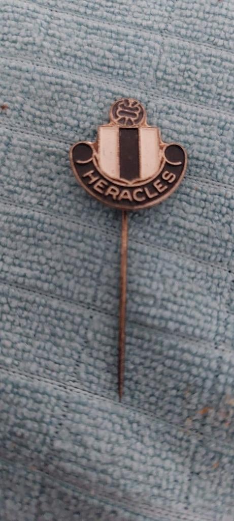 Vintage Heracles Speldje/Pin - Voetbalclub, Ophalen of Verzenden, Gebruikt, Sport, Speldje of Pin