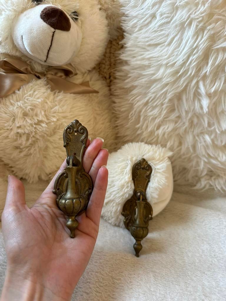 Antieke deurkloppers of deurklinken met een sierlijk ontwerp, Antiek en Kunst, Ophalen of Verzenden