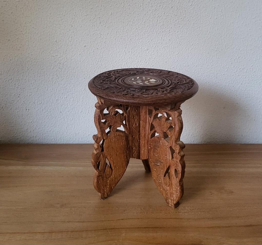 Klein houten tafeltje met oosters houtsnijwerk en inlegwerk, Antiek en Kunst, Ophalen of Verzenden