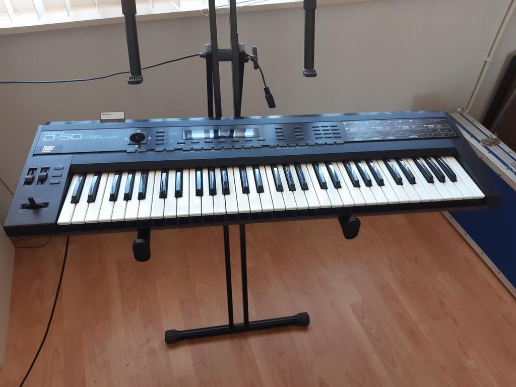 Roland D-50 Linear Synthesizer met koffer en standaard, Muziek en Instrumenten, Synthesizers, Gebruikt, 61 toetsen, Roland, Met koffer of flightcase